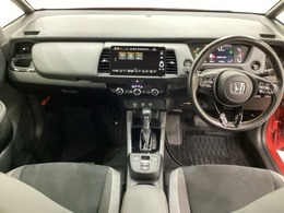 車内は光触媒抗菌消臭施工済です。スタイリッシュなデザインでスポーティなインパネ周りを演出します。グローブボックスやカップホルダーのほかにトレーなどたくさんの収納スペースが付いています。