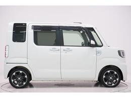 県内13店舗にて常時500台以上ダイハツ車を展示中です。見て、触って、納得のいく一台をぜひ見つけてください。