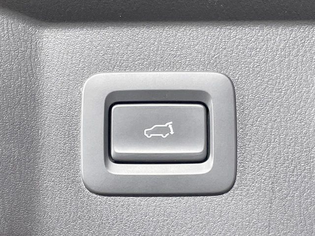 【パワーバックドア】スマートキーや運転席のボタンを押すだけでリアゲートが自動で開閉します！荷物を持っている時や、高い位置にあるバックドアを閉める際に便利な機能です♪