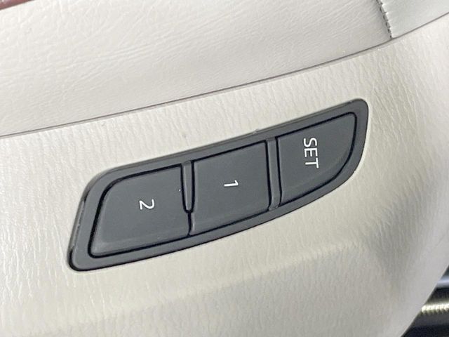 【メモリー機能付きパワーシート】ドライバーごとに設定したシート位置を記憶して、ボタン一つで切り替えできる便利な機能！運転する方が複数名いらっしゃるご家庭におすすめです♪