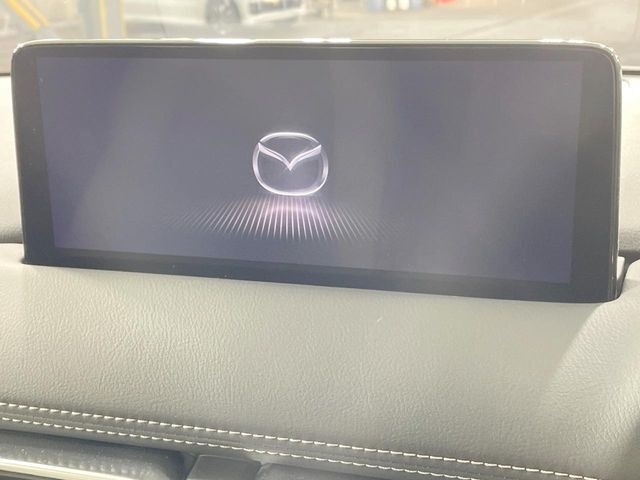 【10.25インチマツダコネクト】車内の雰囲気にマッチした大型ディスプレイ。スマホ接続でのナビ使用やBluetooth再生等、様々な機能が楽しめます。直感的なダイヤル操作が可能で、使い勝手も良好です。