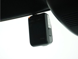 ◆ドライブレコーダー◆映像・音声などを記録する自動車用の装置です。　もしもの事故の際の記録はもちろん、旅行の際の思い出としてドライブの映像を楽しむことができます。