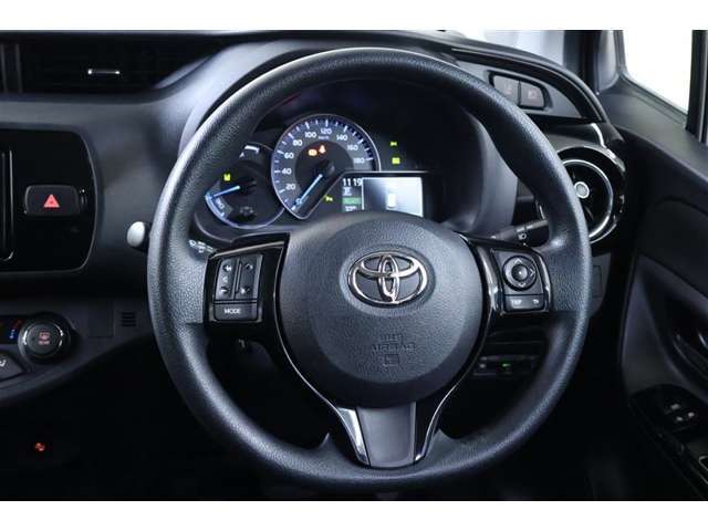 ハンドルは軽やかに回り、気持ちよく運転ができます