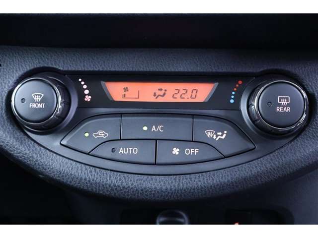 季節を問わずに快適に過ごせるオートエアコンが装備されています。