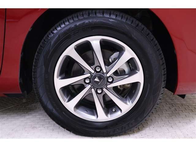 モデリスタ製のアルミホイール装着。タイヤサイズは175/70R14です