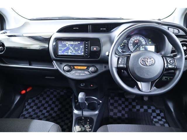 素材とデザインにこだわったコンパクトカーとは思えない質感の高いインテリアです