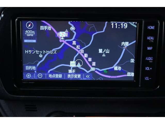 純正SDナビ付き。Bluetoothも付いていますし、フルセグでテレビも視聴出来て、CD・DVDの再生もできます。品番NSZT-W68Tです