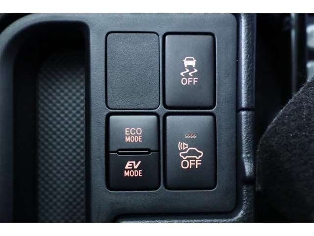 ハイブリッド走行モード選択、トラクションコントロール（横滑り防止機能）、ハイブリッド車両接近通報装置のスイッチが配置されています