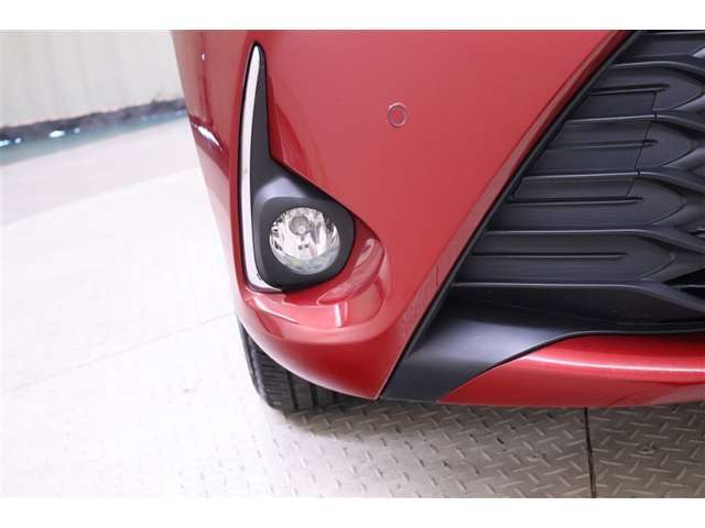 フォグランプ付きで、霧の時にヘッドライトだけでは見えにくい路肩やセンターラインの視認性が向上し安心です