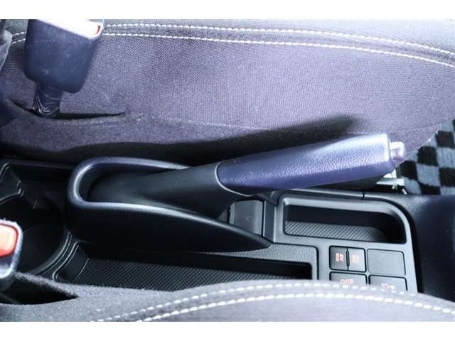 サイドブレーキは手動式です