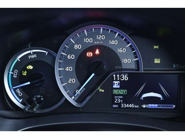 車両情報を表示するマルチインフォメーションディスプレイを搭載した、視認性の良いシルバー塗装メーターリングアナログメーターです