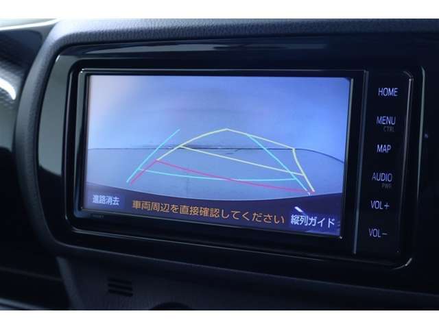 ハンドル操作に連動して、ガイドラインが予想進行先を表示するバックガイドモニター付きです。夜間でも後方の視界が確保出来るので、より安定した運転が行えます。補助装置になりますので、目視での確認も大切です。