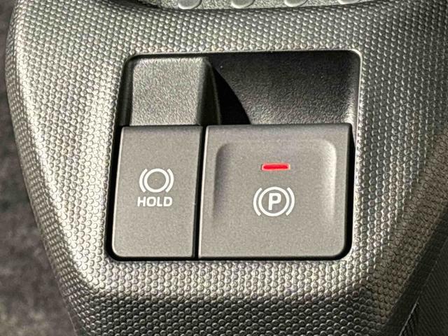 指先だけで簡単に操作が可能な電動パーキングブレーキを採用。「HOLD」スイッチを押すと、渋滞や信号待ちなどでブレーキペダルから足を離しても、ブレーキを保持するので安心です