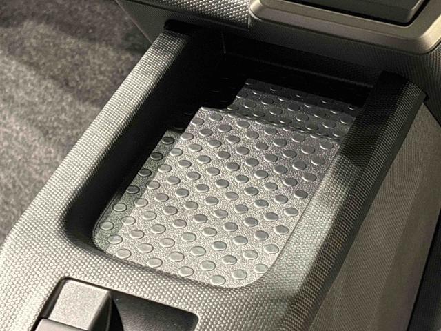 スマートフォンなどがスッキリ置けるセンターコンソールトレイです