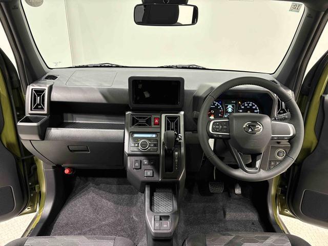 美しいデザインの運転席空に加えてUV＆IRカット機能付きフロントガラスの面積や位置取りが良く、前方・右前・左前方向の視認性がいいですよ！