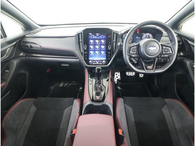 ■視界良好で運転しやすいコックピットです。シンプルで操作性の良いインパネ回りにデザインされ、SUBARUは安全性能に徹底的にまでこだわった視界設計を行っています。