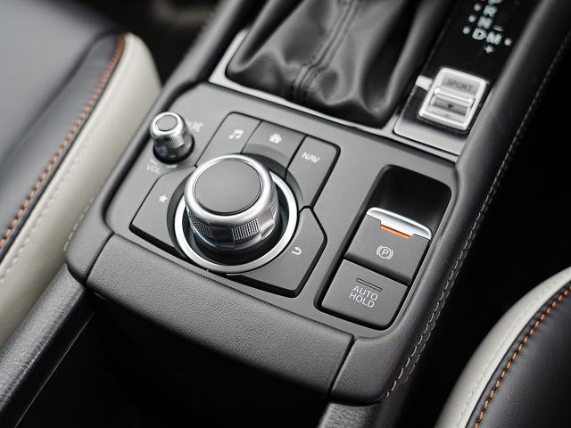 マツダコネクトを操作するコマンダーコントロールです。運転中に自然と手の触れる位置に配置されています。