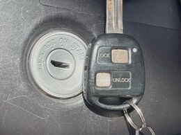 【キーレス】少し離れた場所からでもボタン一つでドアの開錠・施錠ができるのでとっても便利！ドアの鍵穴周りに傷をつけることもありません♪