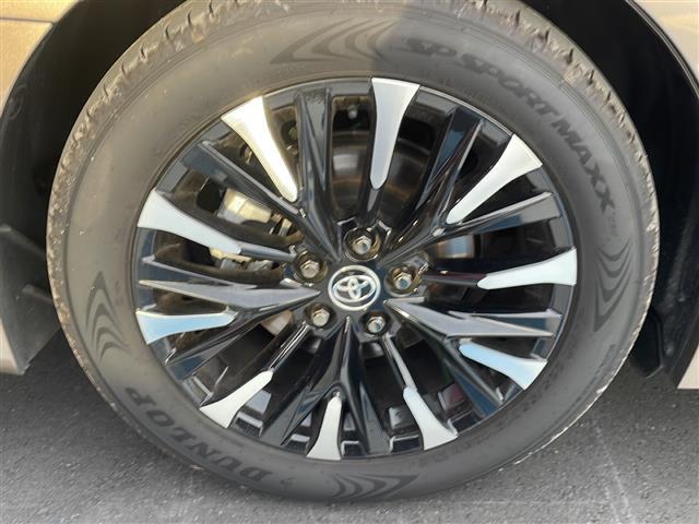 【純正17インチアルミホイール】純正の専用アルミホイールが足元を飾ります。ホイールなどのコーティングもご用意しており、ご納車前に空気圧や残り溝等しっかりと点検させていただきます！