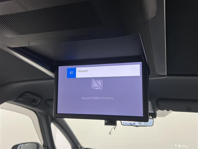 【後席モニター（フリップダウンモニター）】後部座席からも、DVDや映画・ライブ映像など様々な動画が楽しめドライブが退屈しません！※機種によって接続できる映像が異なります。