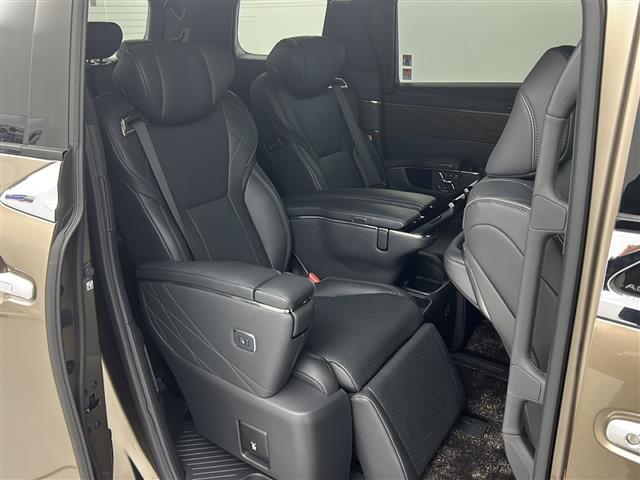 【セカンドシート】2列目もゆったりドライブを楽しめます。掲載箇所以外にご希望の写真がございましたらお気軽にお問い合わせ下さい。フロアマットは汚れが気になる場合は新品のご注文も承ります。