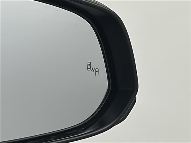 【ブラインドスポットモニター（BSM）】ドアミラーでは確認しにくい、後側方エリアに存在するクルマや、急接近してくるクルマを感知してお知らせすることで、不意の衝突を回避をサポートします！