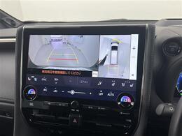 【パノラミックビューモニター】クルマを真上から見下ろした視点で駐車をサポートします！クルマの斜め後ろや真横など、いち早く障害物に気が付くことができます。