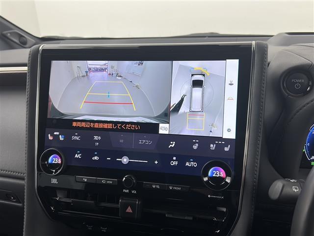 【パノラミックビューモニター】クルマを真上から見下ろした視点で駐車をサポートします！クルマの斜め後ろや真横など、いち早く障害物に気が付くことができます。