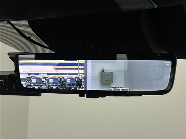 【デジタルルームミラー】車両後方カメラの映像をルームミラーに映すことが出来ます。 そのため、後席に人や荷物があって後方が見えづらい場合でもしっかり視界を確保することが出来ます。