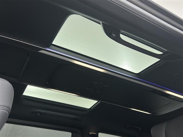 【左右独立ムーンルーフ】天井から太陽の穏やかな光や爽やかな風を取り込むことができる、トヨタの「サンルーフ」です！頭上のスイッチでムーンルーフを開閉することができます。