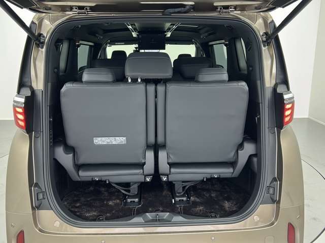 【トランク】積み込みやすくて、たっぷり積める荷室です。シートアレンジできるものは、乗車人数と荷物の量や大きさによってシートを動かすことができるので、より快適なドライブが可能です！