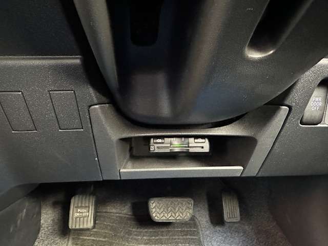 ETC車載器はハンドル下についてます♪