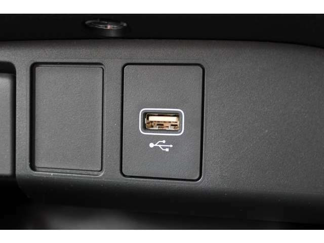 Honda　CONNECT　for　Gathers＋ナビ装着用スペシャルパッケージ装備車には、USBジャックもございます。