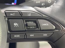 【レーダークルーズコントロール】高速道路での長距離走行が楽に！！自動で速度を保つクルーズコントロールが、衝突軽減システムと連携し、前方の車両を感知して車間を保つように速度調節してくれます！！