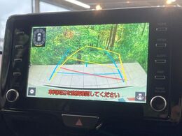 【バックカメラ】駐車時に後方がリアルタイム映像で確認できます。大型商業施設や立体駐車場での駐車時や、夜間のバック時に大活躍！運転スキルに関わらず、今や必須となった装備のひとつです！