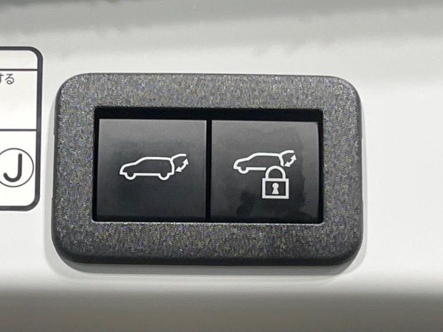 【パワーバックドア】スマートキーや運転席のボタンを押すだけでリアゲートが自動で開閉します！荷物を持っている時や、高い位置にあるバックドアを閉める際に便利な機能です♪