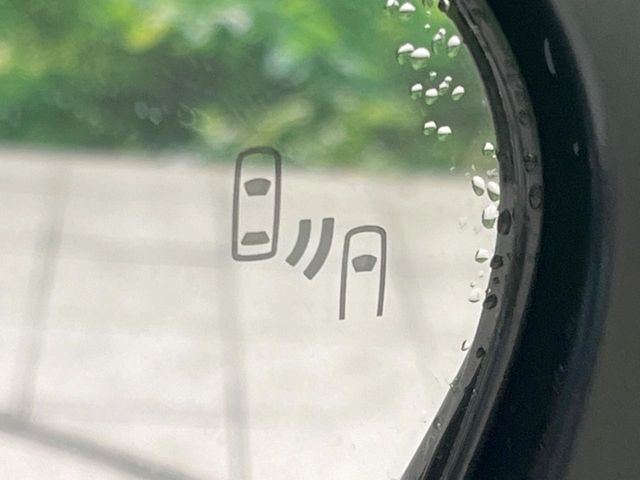【ブラインドスポットモニター】走行中、ドアミラーの死角になりやすい箇所に後続車が接近するとサイドミラーのレンズに警告を表示！ドライバーに注意喚起をしてくれます。