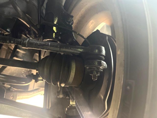 お車を安心してお乗りいただく為には、足回りの定期点検が欠かせません。サービスサポート（有償保証）では無料点検もご提供しており、安心のカーライフをお過ごしいただけるサポート体制が整っています。