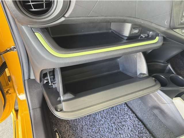助手席前方にはアッパートレイとグローブボックスがあるので、車検証や小物などを収納することが出来ます。