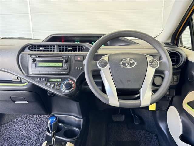 シンプルな運転席周りです。インパネ周りの各操作スイッチ類も使いやすいよう配置されています！