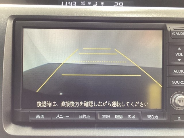 バックでの車庫入れも安心です！　リアカメラが付いているバックモニター付のナビを装備しております。操作線もついており距離感も画面から確認できます。