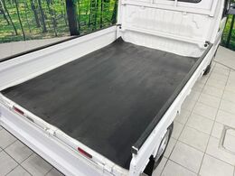 積み下ろしのしやすいデッキにはたっぷりと荷物を積み込んでいただけます。遊びから仕事まで、様々なシーンで頼れます♪