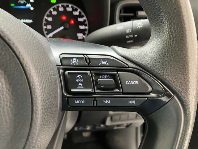 前方の車との車間を設定し、スピードを上げたり緩めたりを自動で行ってくれる追尾式の「レーダークルーズ」。上級装備の一つです！高級車にしかつかない嬉しい機能です。