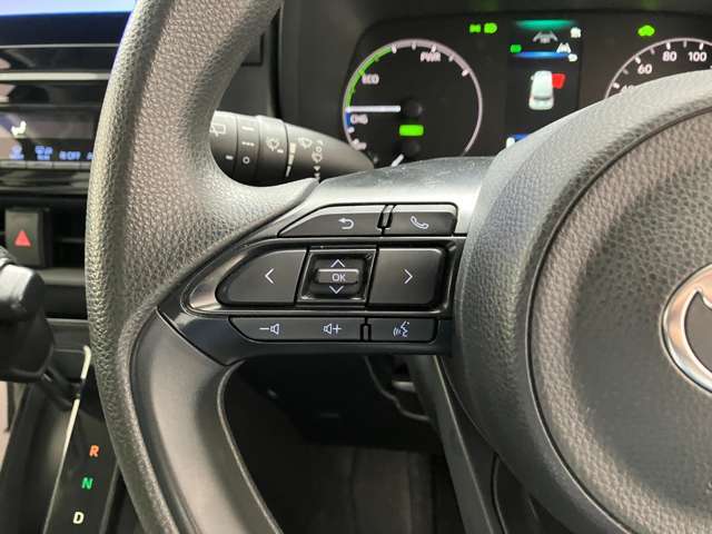 運転中、オーディオの操作をしてて、ハッとしたことはありませんか？ステアリングスイッチは、運転中でもハンドルでオーディオの操作が可能です。安全なドライブをサポートします。