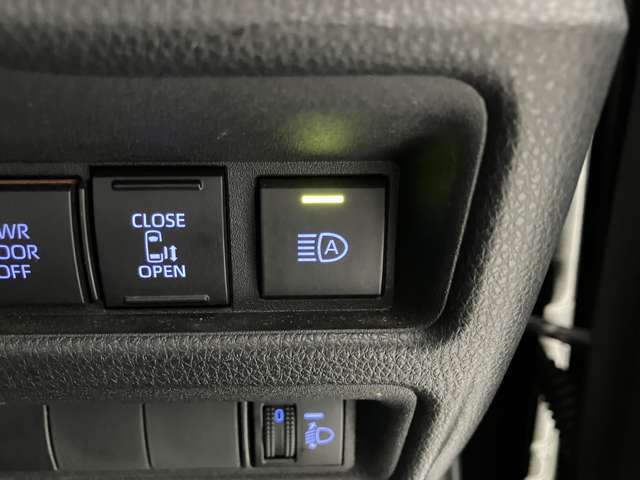 対向車がいないとき、見通しの悪い道路は暗くて怖いですよね。。。こちらのクルマはオートマチックハイビーム搭載です！対向車の有無で自動でハイ・ロウビームに切り替えます。
