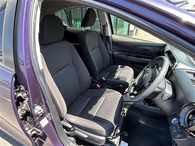 こちらは運転席のシートです。納車前には自社でしっかりクリーニングを行います。また、『AD除菌やシート撥水コーティング（別途料金）』などの、クリーニングメニューもご用意しております。