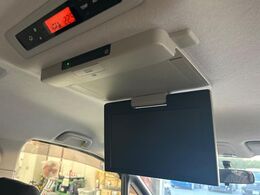 【フリップダウンモニター】大画面モニターで後席でもエンタメをお楽しみいただけます。小さなお子様にも大人気の装備です♪