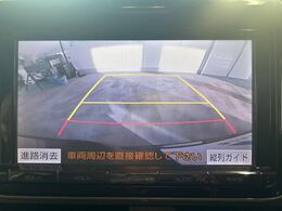 【バックカメラ】駐車時に後方がリアルタイム映像で確認できます。大型商業施設や立体駐車場での駐車時や、夜間のバック時に大活躍！運転スキルに関わらず、今や必須となった装備のひとつです！