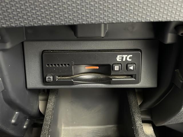 【ETC】有料道路を利用する際に料金所で停止することなく通過できる、ETC車載器（ノンストップ自動料金収受システム機器）が装備されています。セットアップを行うことで利用可能になります。
