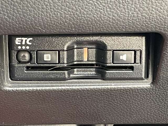 ◆【ETC】有料道路を利用する際に料金所で停止することなく通過できる、ETC車載器（ノンストップ自動料金収受システム機器）が装備されています。セットアップを行うことで利用可能になります。